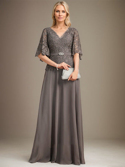 A-Linie V-Ausschnitt Bodenlanges Chiffon-Spitzenkleid für die Brautmutter mit Kristallbrosche und Strass 