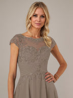 A-Linie, U-Boot-Ausschnitt, Illusion, asymmetrisches Chiffon-Spitzenkleid für die Brautmutter mit applizierten Falten 