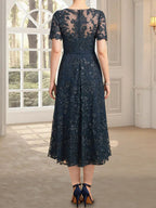 Vestido de madre de la novia de encaje con lentejuelas, corte A, escote ilusión y largo hasta la rodilla