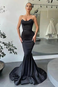 Elegante vestido de fiesta negro largo sin tirantes estilo sirena sin mangas