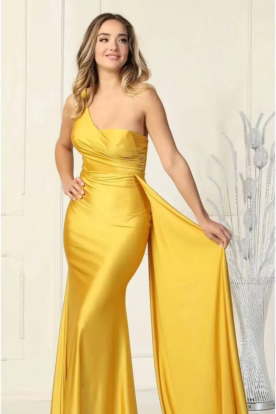 Elegantes Meerjungfrau-Abendkleid mit einer Schulter und Rüschen