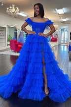 Adalynn | Vestido de fiesta largo de tul con volantes y hombros descubiertos en azul real con abertura