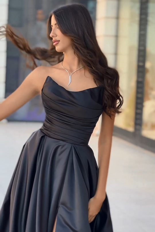 Elegante vestido de fiesta negro largo de corte A sin mangas y sin tirantes con abertura