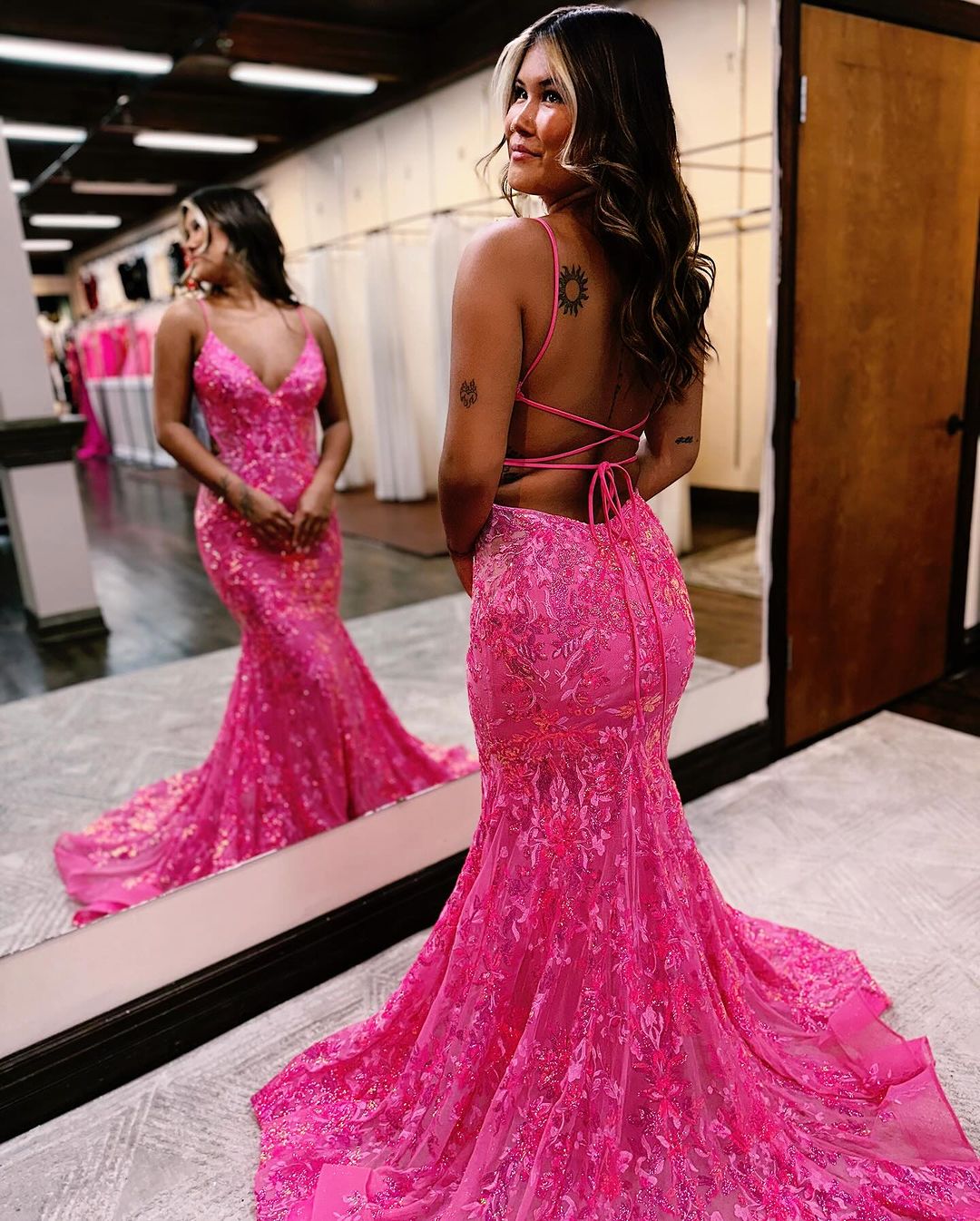 Ärmelloses, langes Meerjungfrauen-Ballkleid mit rosa Pailletten und rückenfreien Spaghettiträgern 