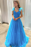 Stacey | Vestido de fiesta largo de tul azul con escote en forma de A y tirantes finos