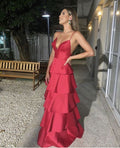 Elegante vestido de noche de satén con tirantes finos, corte A y capas, Y728