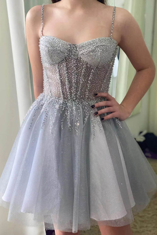 Ballkleid aus silbergrauem Tüll mit Spaghettiträgern und Pailletten und Rüschen