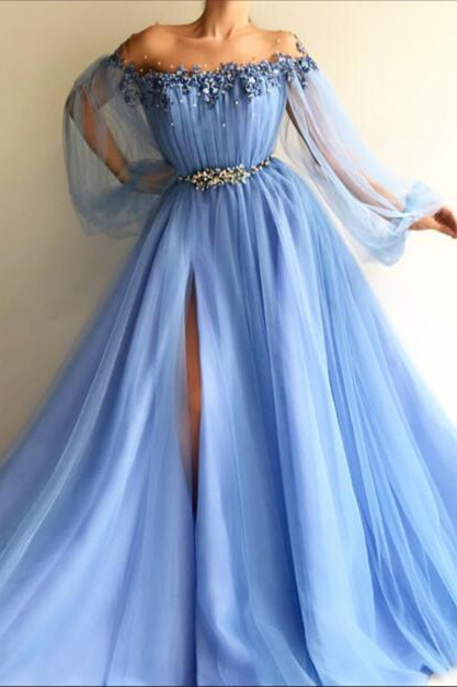 Schulterfreies, langärmliges Ballkleid aus Tüll mit Perlen und Schlitzen