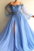 Schulterfreies, langärmliges Ballkleid aus Tüll mit Perlen und Schlitzen