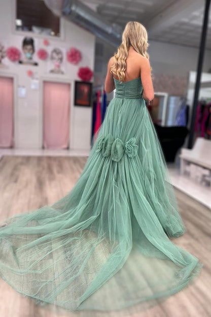 Grünes trägerloses A-Linien-Tüll-Ballkleid