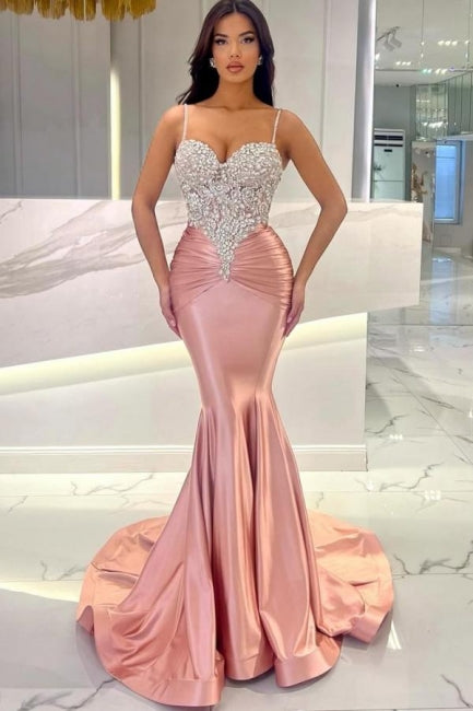 Atractivo vestido de fiesta de encaje con tirantes finos y cola de sirena larga