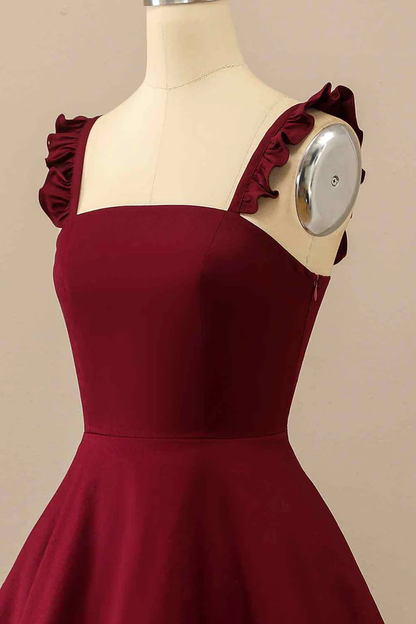 Vestido de fiesta mini de satén con tirantes y volantes en color burdeos Y2176