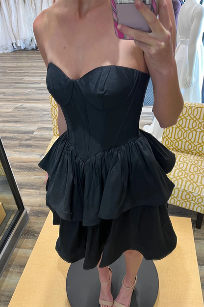 Vestido de fiesta de satén negro sin tirantes y multicapa Y2070