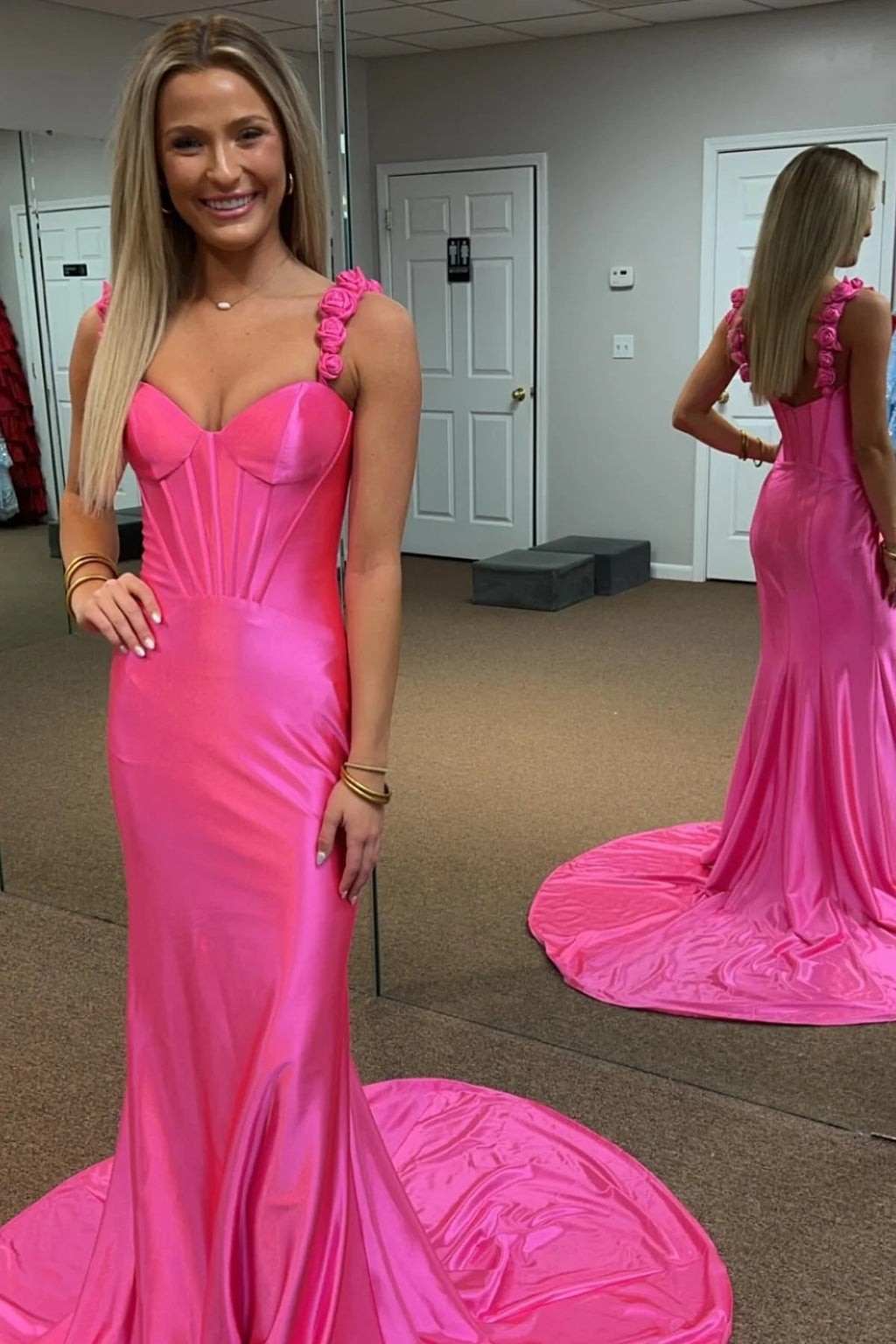 Perséfone | Vestido de fiesta largo de satén estilo sirena con tirantes florales en rosa intenso