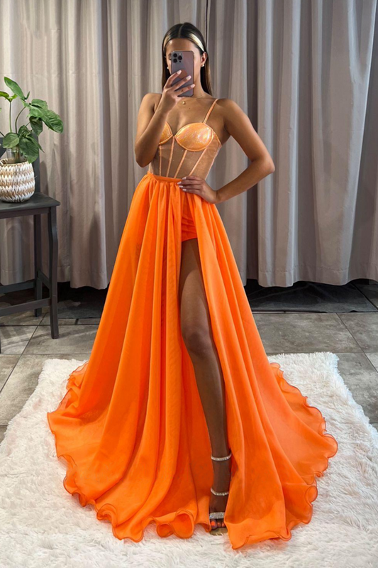 Vestido de fiesta naranja largo de gasa con tirantes finos y abertura alta