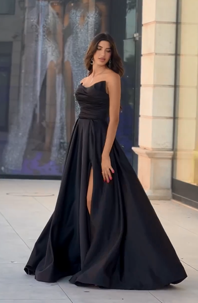 Elegante vestido de fiesta negro largo de corte A sin mangas y sin tirantes con abertura