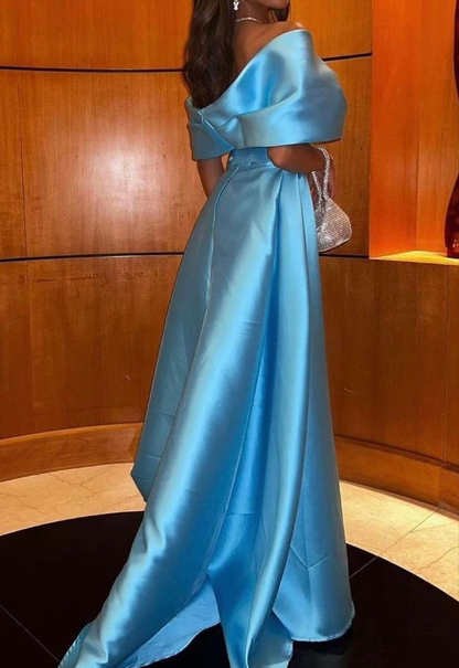 Schulterfreies Abendkleid aus blauem Satin Y4026