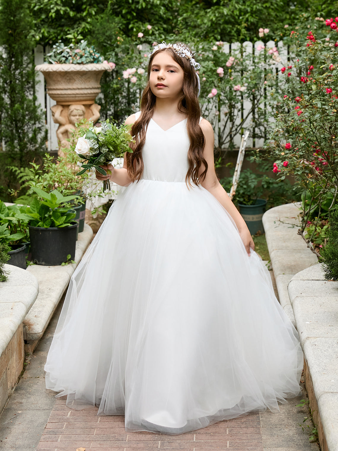 Klassisches weißes ärmelloses A-Linien-Blumenmädchenkleid aus Satin und Tüll 