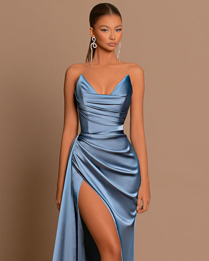 Schlichtes, blaues, drapiertes Meerjungfrauen-Ballkleid mit Schlitz