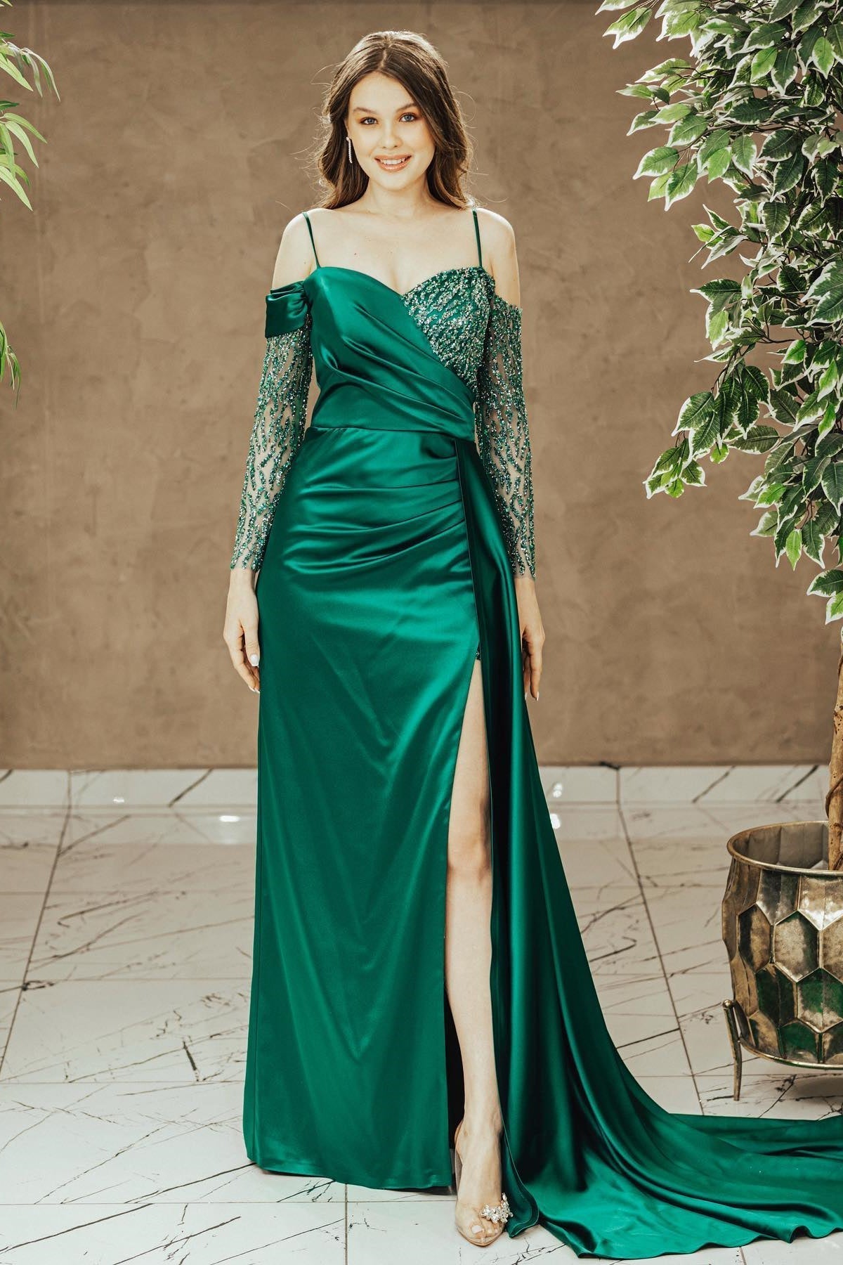 Smaragdgrünes Ballkleid mit Spaghettiträgern und Pailletten, Schlitz und Plissee