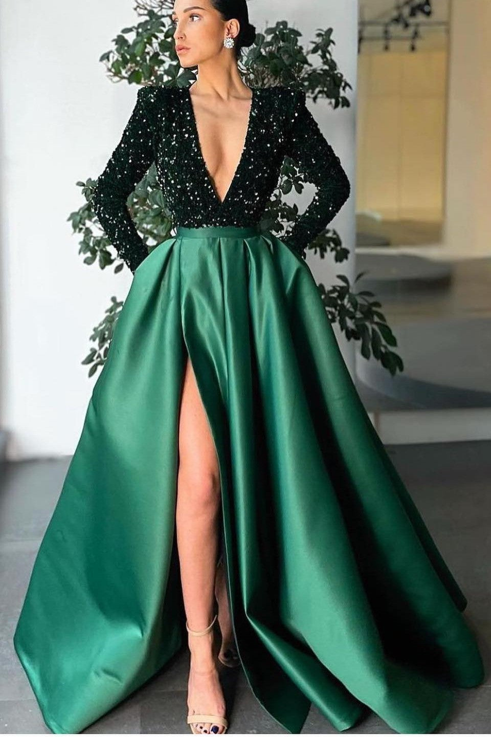 Langärmliges Meerjungfrau-Ballkleid aus Satin mit V-Ausschnitt und Pailletten