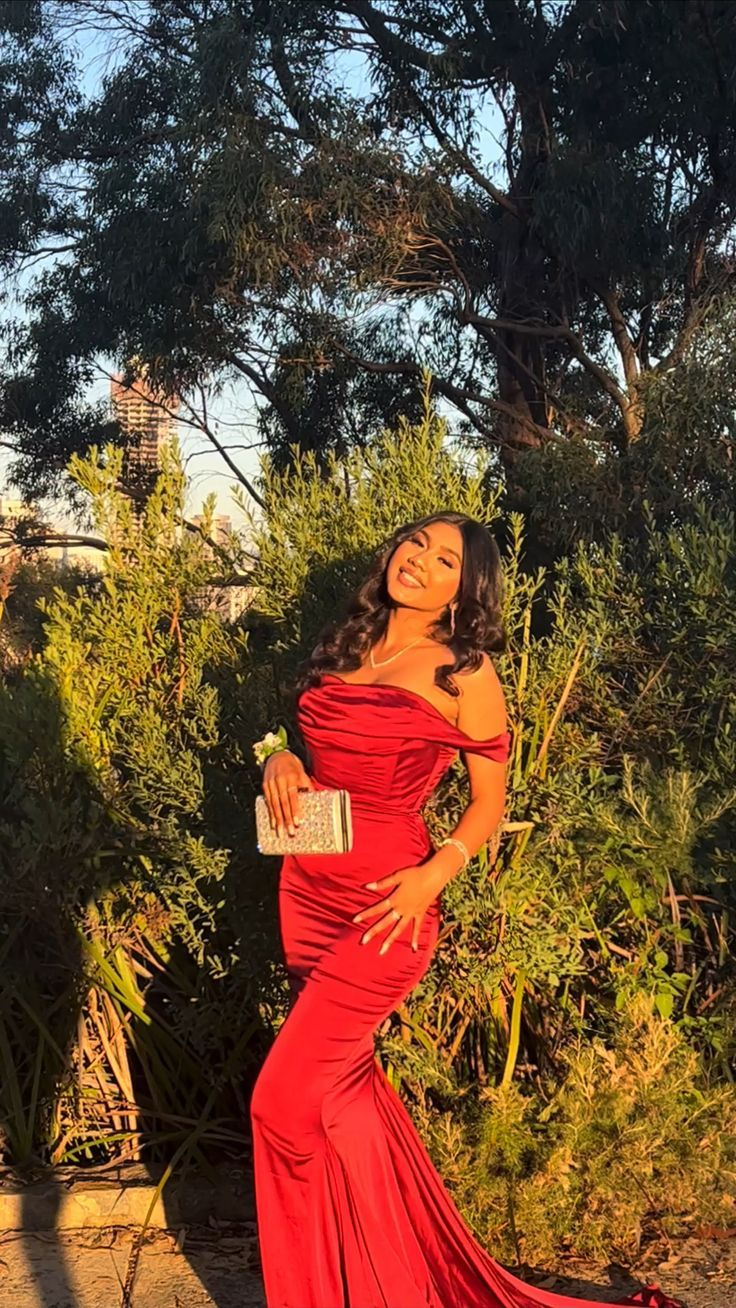 Elegantes schulterfreies Meerjungfrau-Abendkleid aus rotem Satin Y8221