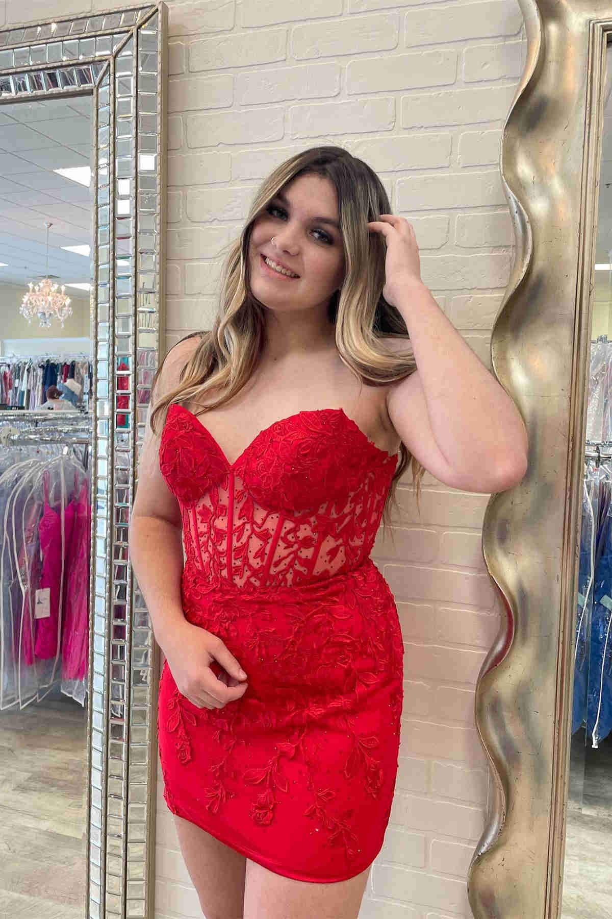 Vestido de fiesta sin tirantes, con apliques y cordones Y2490