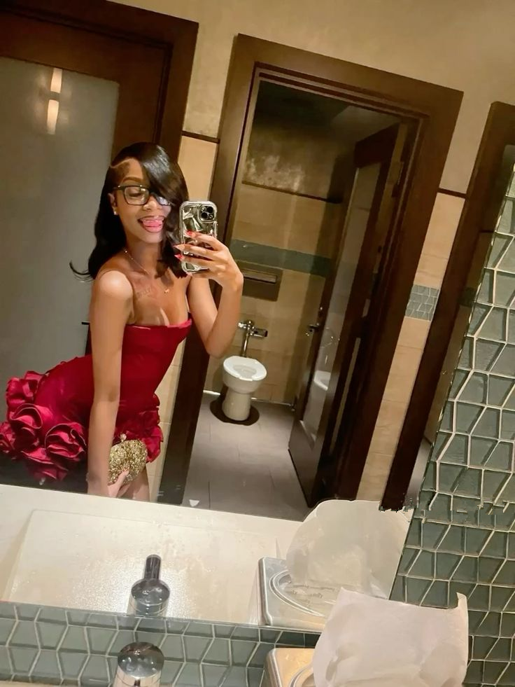 Vestido de fiesta corto con tirantes finos color burdeos y flores rosas de satén Y8470