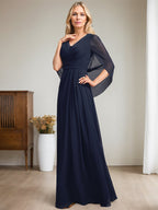 Vestido largo azul marino oscuro con escote en V y corte A para madre de la novia