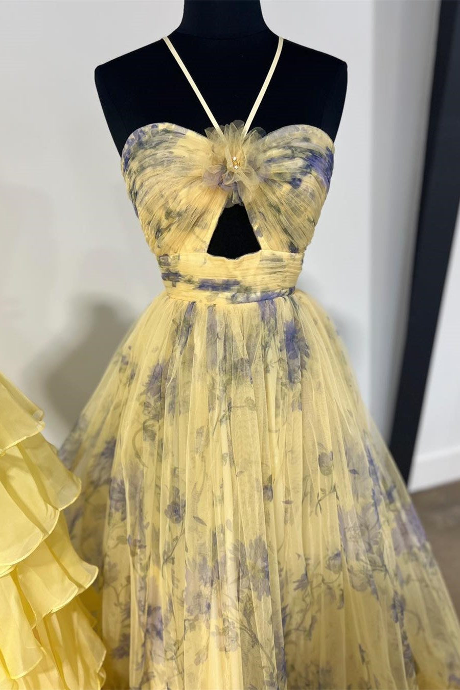 Rita | Rosa bedrucktes Neckholder-A-Linien-Ballkleid mit Schlüsselloch