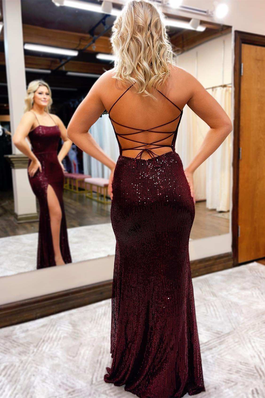 Burgunderrotes langes Ballkleid mit Pailletten, Schnürung am Rücken und Schlitz