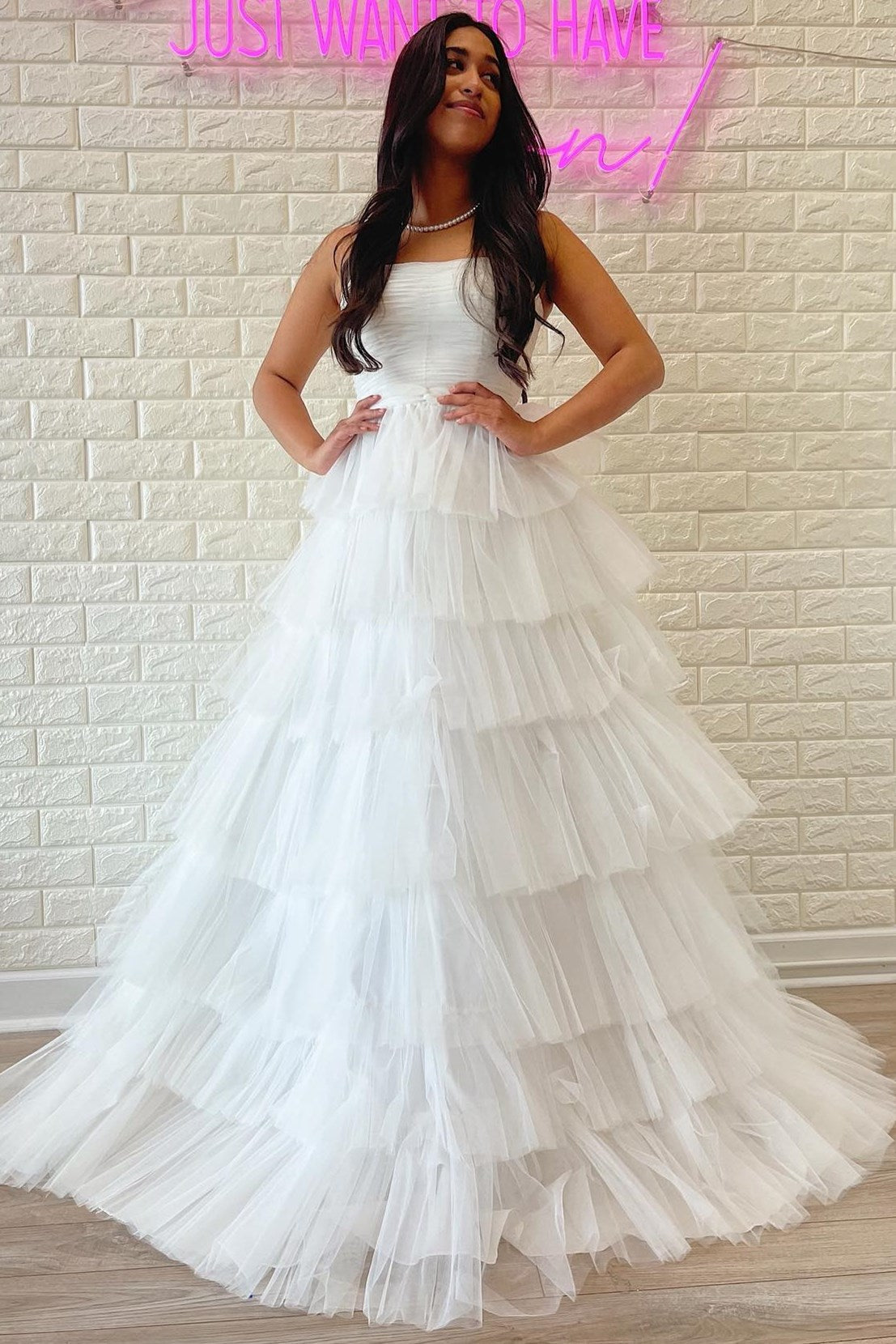 Daleyza | A-Linien-Ballkleid aus trägerlosem, gestuftem Tüll mit Rüschen