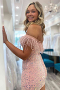 Kurzes, schulterfreies, figurbetontes Homecoming-Kleid mit Pailletten und rosa Federn Y2862