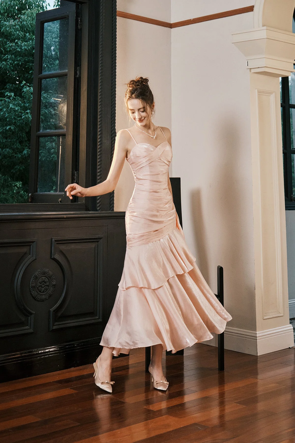 Vestido de noche largo de satén con escote corazón y tirantes finos en color rosa Y8092