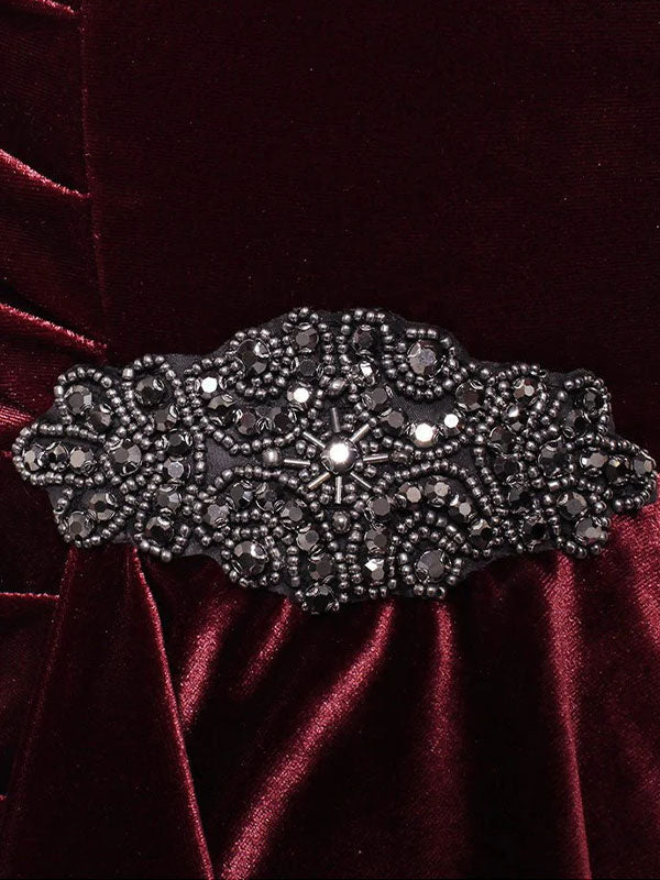 Vestido corto de terciopelo con escote cruzado, falda en cascada y detalle de adorno en la cadera.