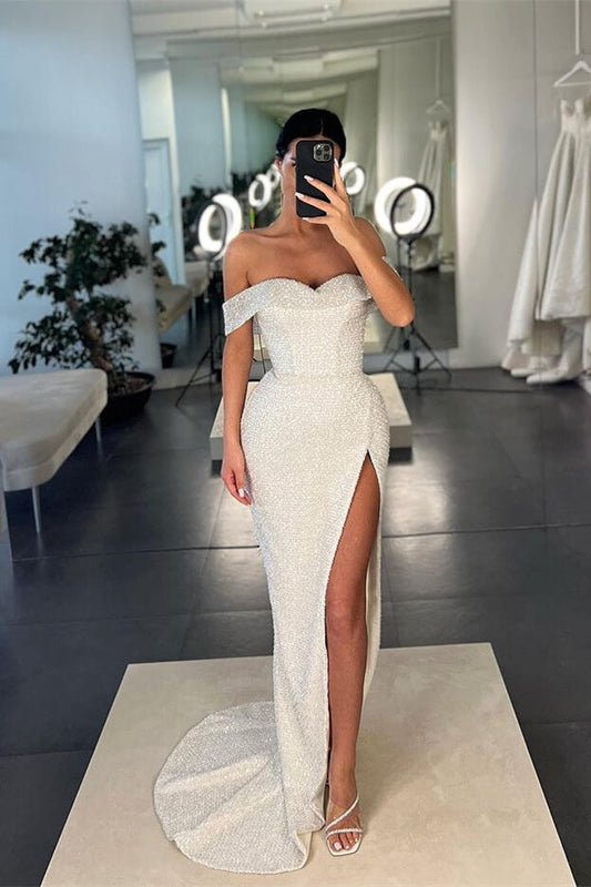Vestido de fiesta blanco de sirena con lentejuelas y hombros descubiertos y abertura
