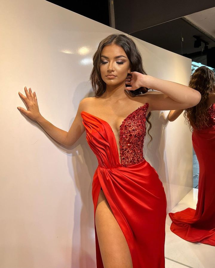 Vestidos de fiesta formales de satén con escote en V y corte sirena largo con abertura alta