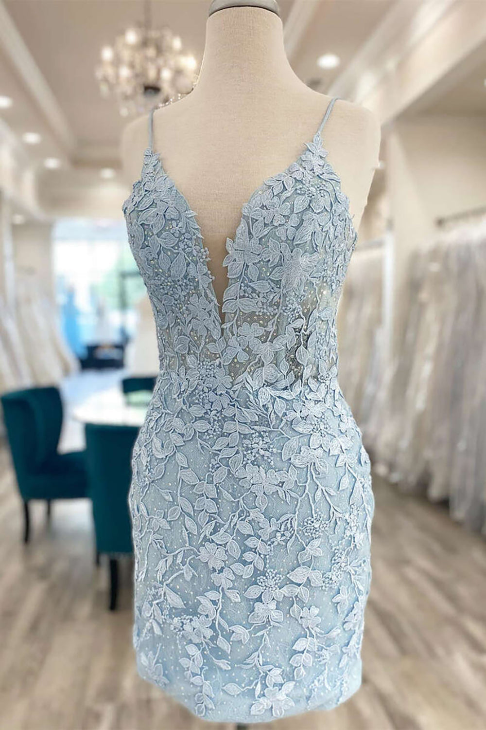 Lindos vestidos de fiesta de encaje con escote en V azul claro
