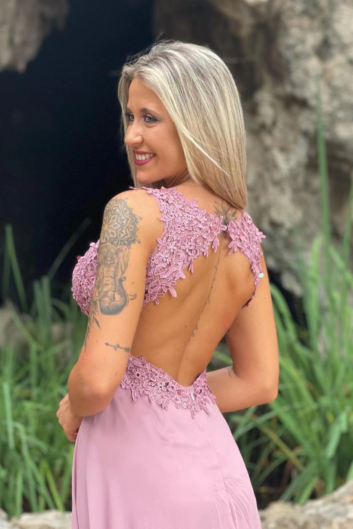 Langes Abendkleid aus Chiffon mit V-Ausschnitt, Schlitz vorn und eleganten Spitzenapplikationen