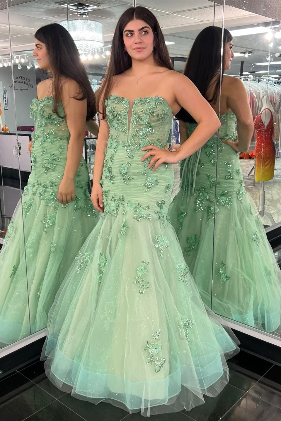 Vestido formal largo de corte trompeta, sin tirantes, con apliques en verde salvia, índigo |
