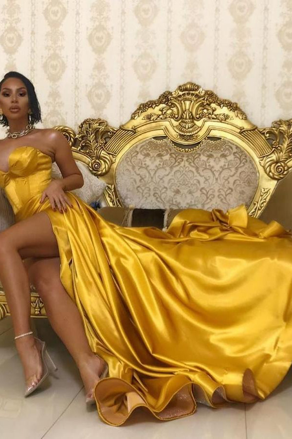 Romántico vestido burdeos sin tirantes con escote corazón y una impresionante abertura lateral
