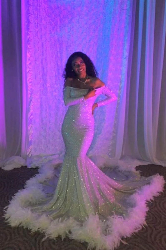 Vestido de fiesta largo estilo sirena con lentejuelas y hombros descubiertos, plumas y mangas largas