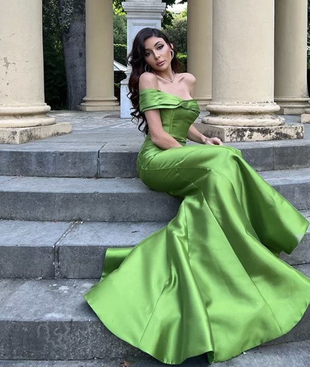Elegante vestido de fiesta verde con hombros descubiertos. Vestido de noche verde Y5348.