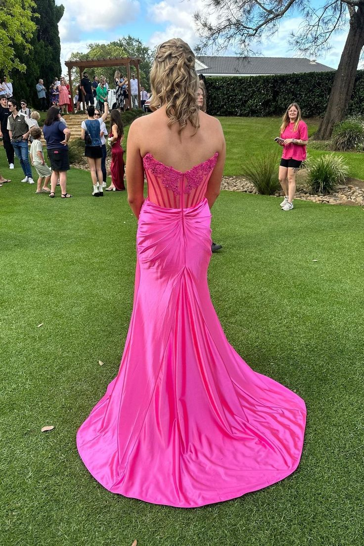 Charmantes trägerloses Burgunderrotes langes Ballkleid mit Spitzenapplikationen und Schlitz im Meerjungfrau-Stil Y7883