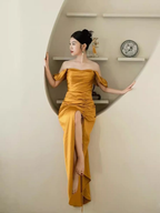 Vestido de fiesta amarillo plisado con hombros descubiertos y abertura en la espalda Y7598