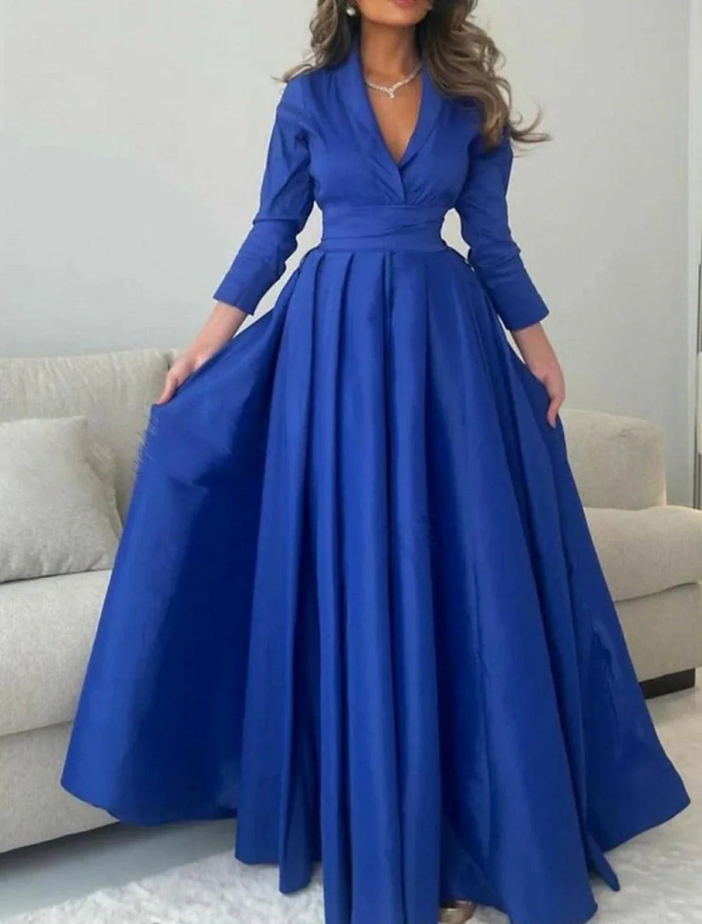 Elegantes formelles Abendkleid mit langen Ärmeln und V-Ausschnitt und Falten