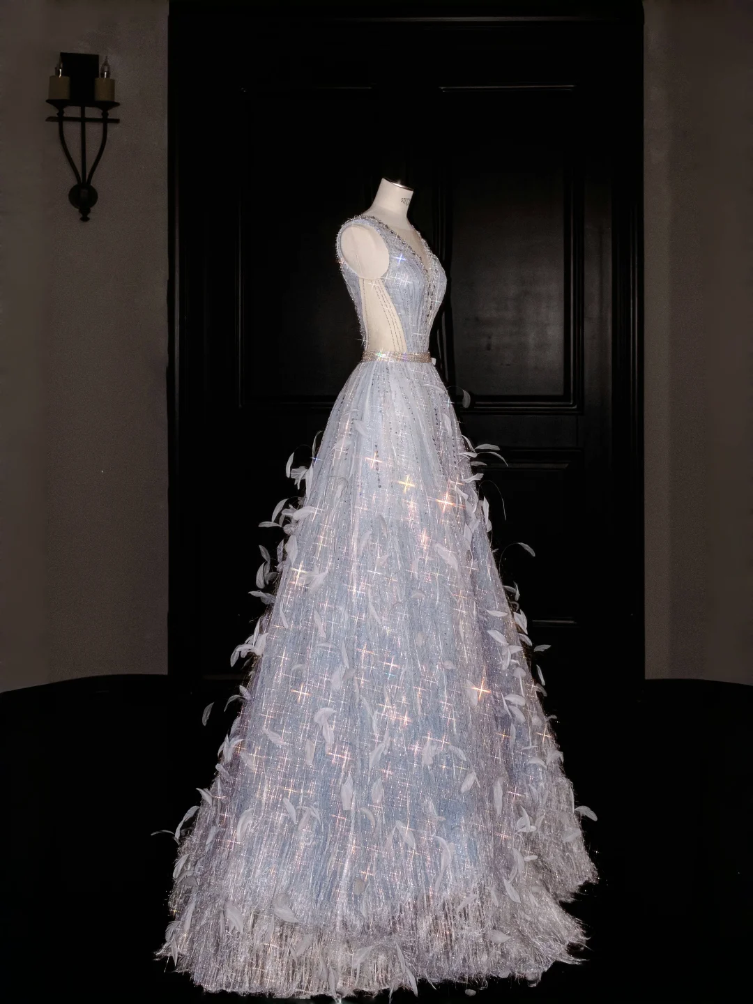 Glamouröses A-Linien-Ballkleid mit V-Ausschnitt und Tüll, Perlen und Federn, Abendkleid Y8682
