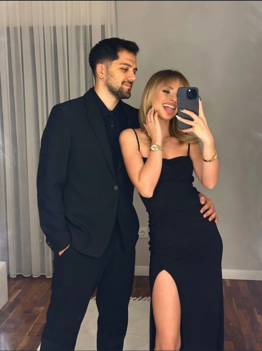 Einfaches schwarzes langes Abendkleid mit Spaghettiträgern und Schlitz Y7292