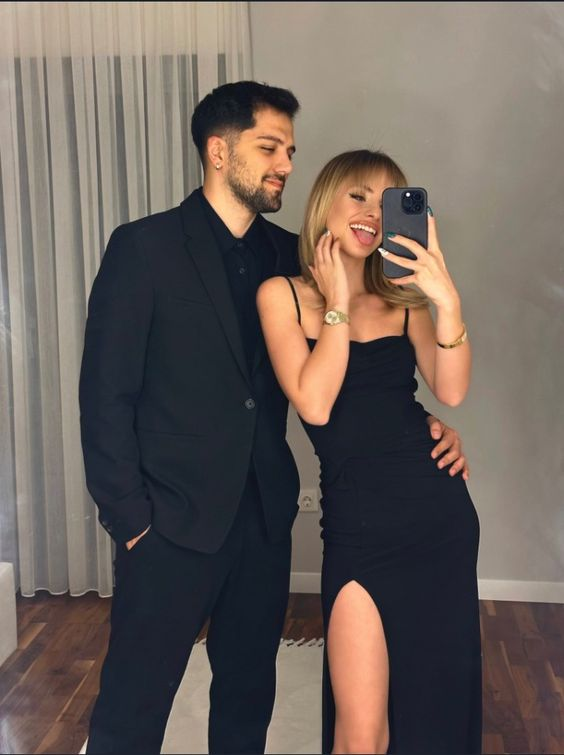 Einfaches schwarzes langes Abendkleid mit Spaghettiträgern und Schlitz Y7292