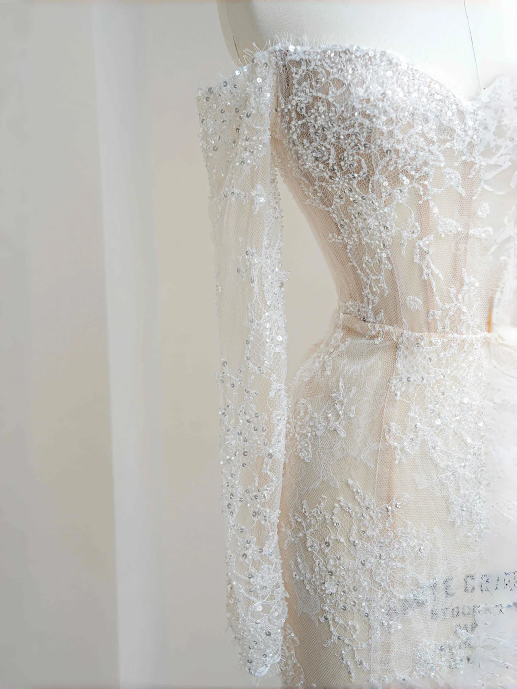 Romantisches weißes Spitzenapplikationen Tüll Pailletten Meerjungfrau Ballkleid Off Shoulder Abendkleid Y8663